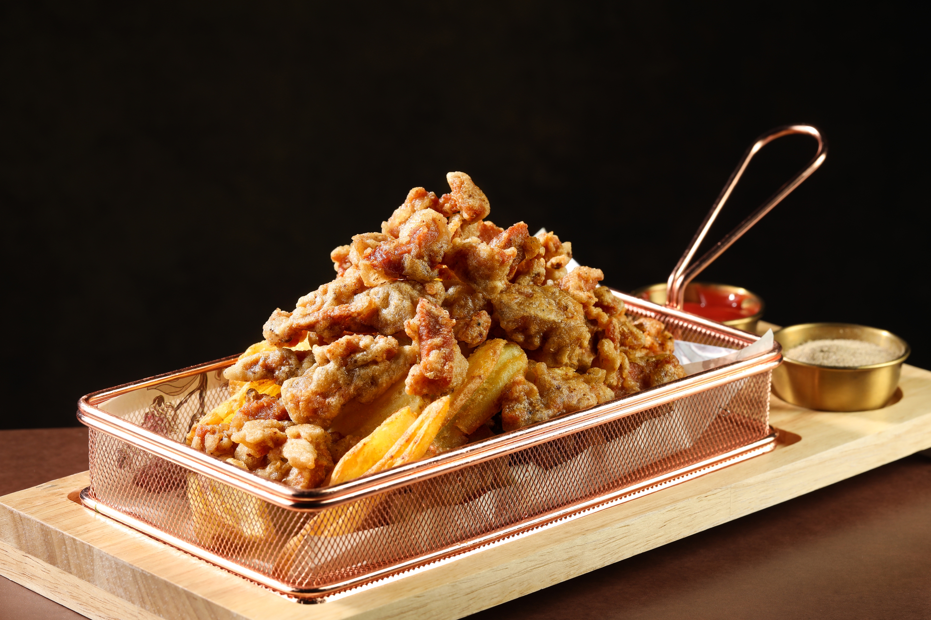 青岛院子·百姓海鲜招牌菜老青岛炸肉配薯角，外酥里嫩，适合家庭共享
