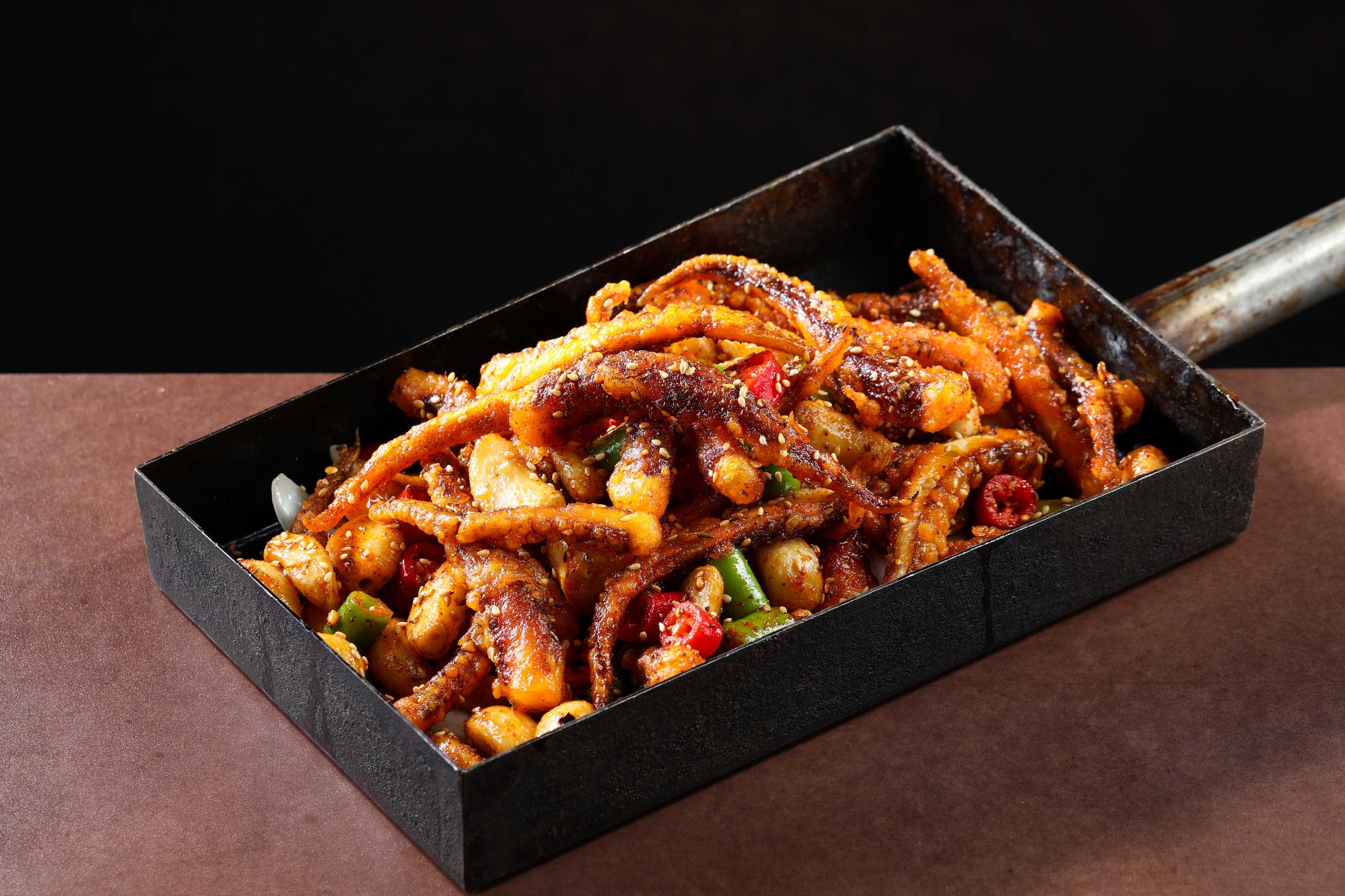 特色戳鱿鱼——青岛院子·百姓海鲜的招牌菜，分量实在，深受食客喜爱