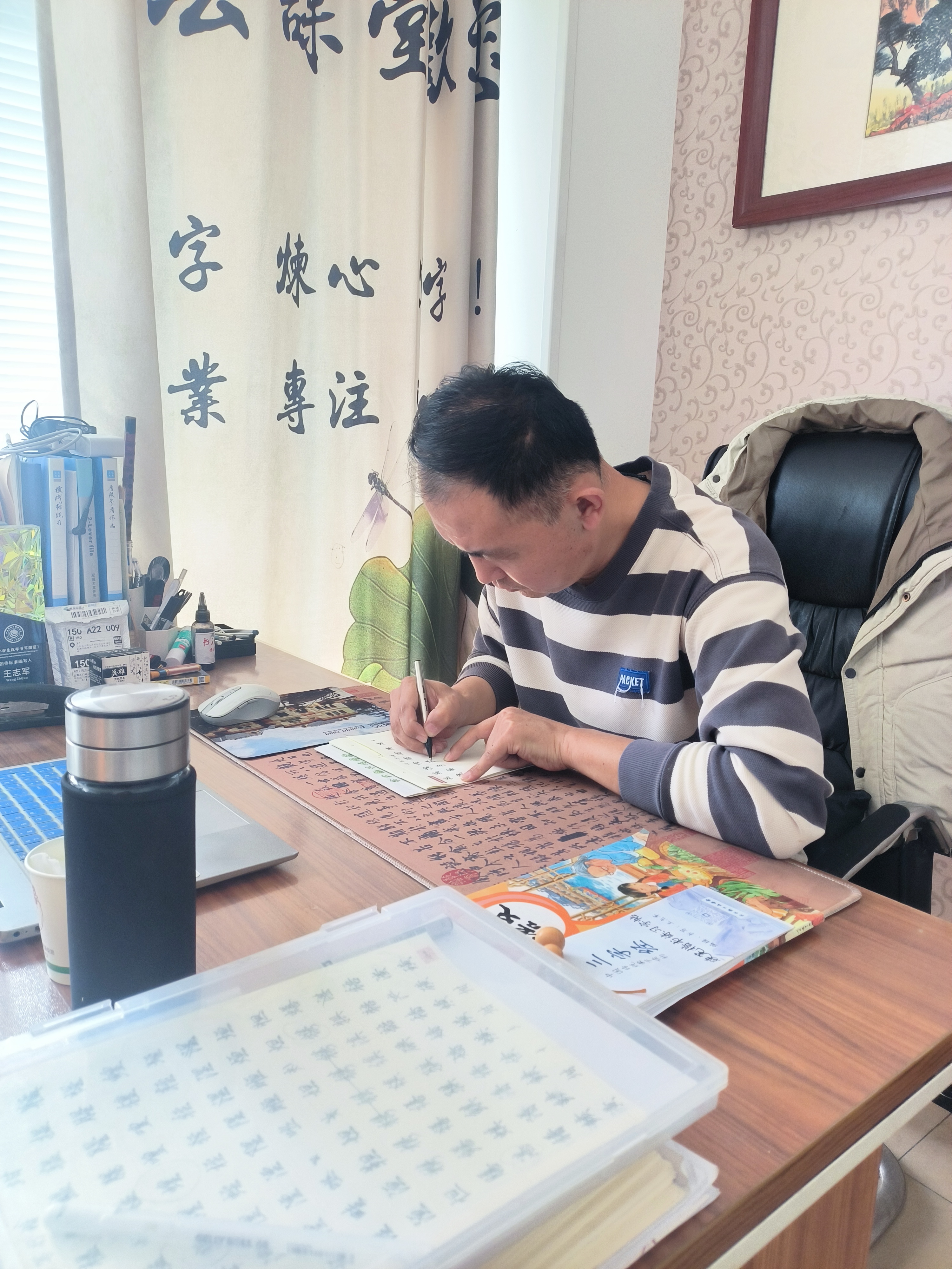 王志军老师工作照展示其严谨的教学研发态度