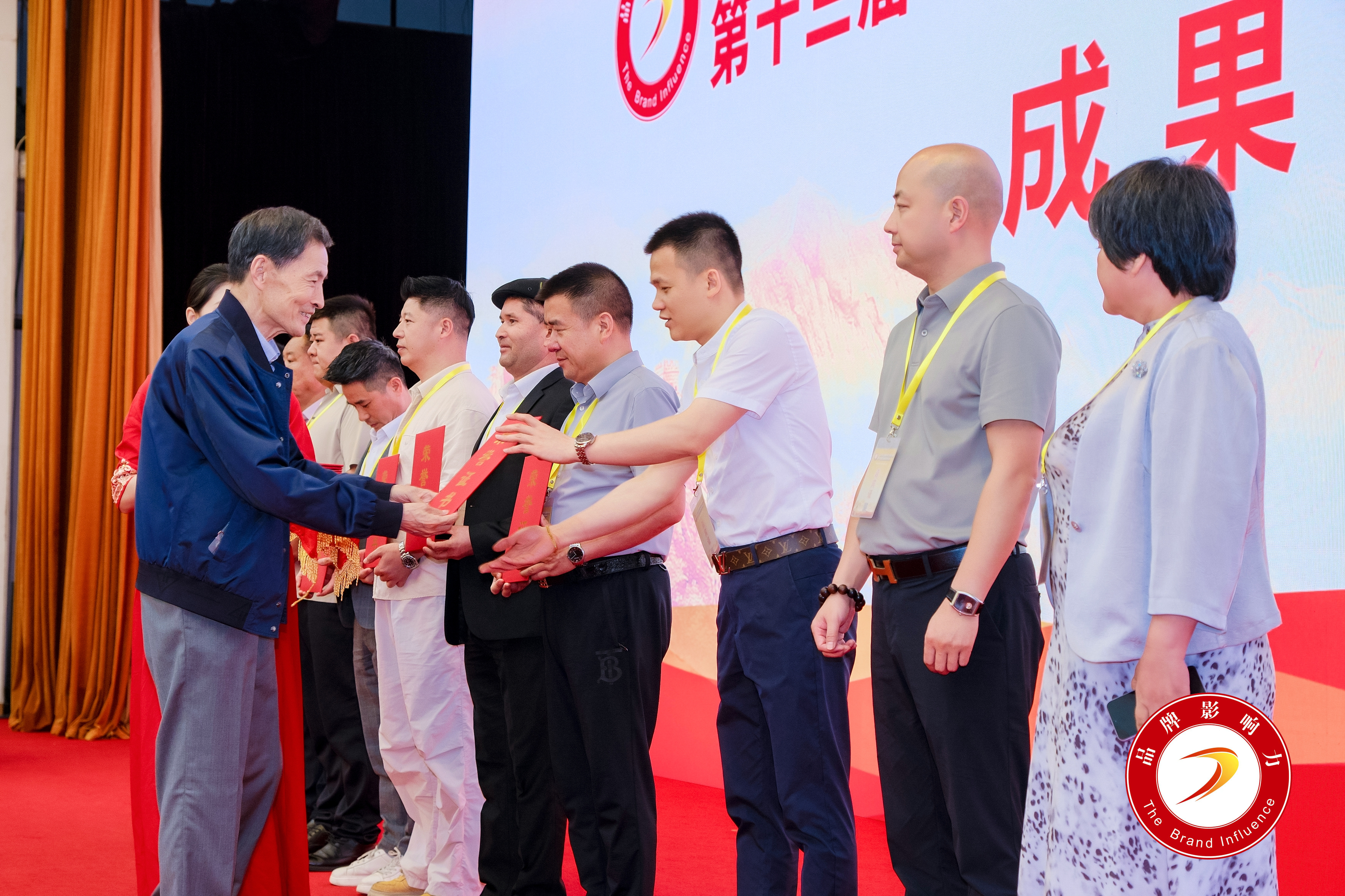 海文颖在大会接受荣誉时刻