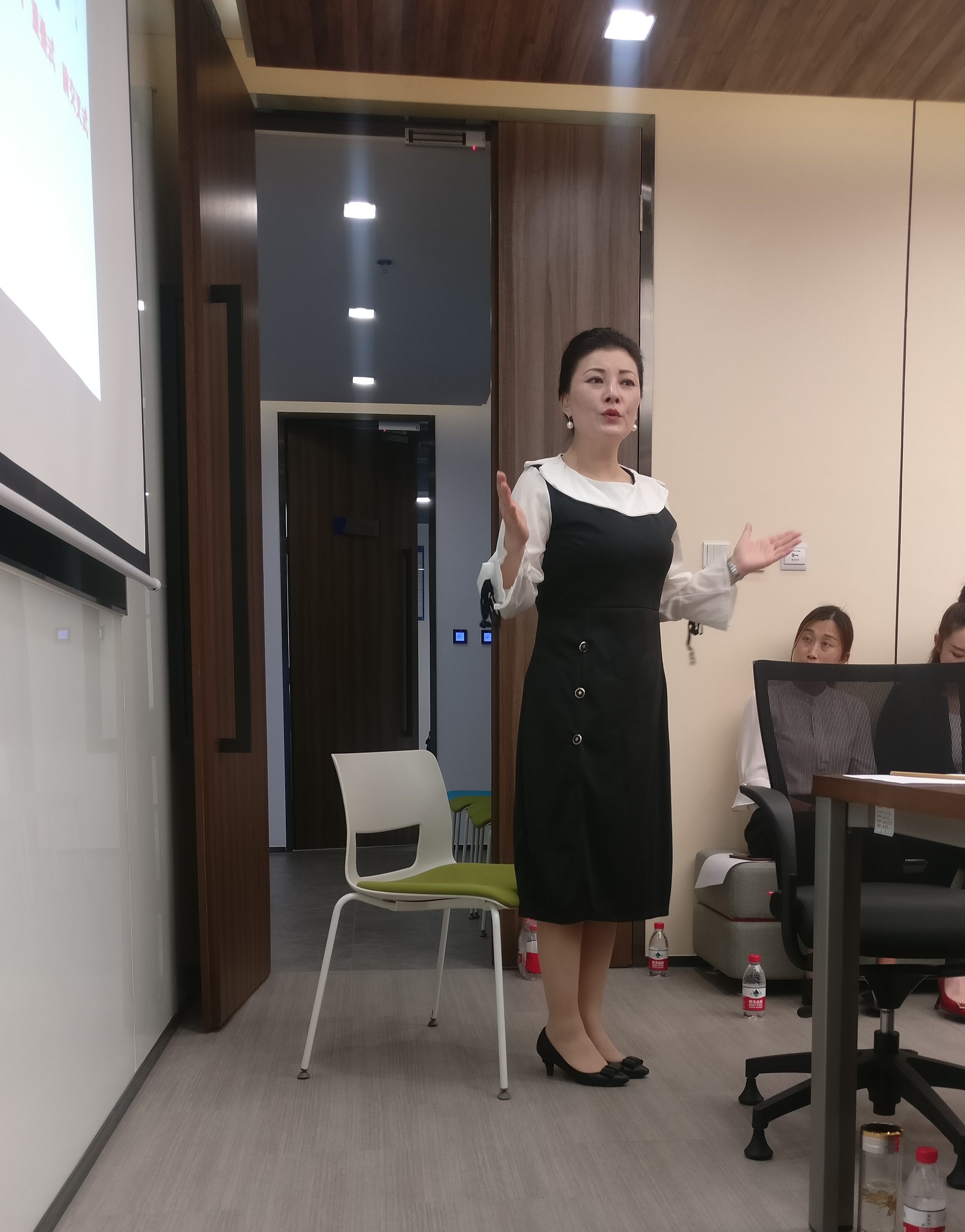 龚怡院长受邀为交投天府地产集团进行商务形象礼仪培训二